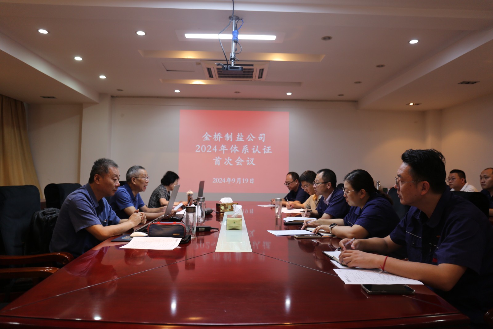 近日，金橋制鹽公司通過北京世標(biāo)認(rèn)證中心審核，給予食品安全管理體系、環(huán)境管理體系和職業(yè)健康安全管理體系認(rèn)證“保持認(rèn)證資格”的監(jiān)督審核結(jié)論，給予質(zhì)量管理體系認(rèn)證“再次注冊”的再認(rèn)證審核結(jié)論。通過審核，是對(duì)公司精細(xì)化管理成果的檢驗(yàn)，促進(jìn)公司內(nèi)控管理水平持續(xù)提升。（李曉月）