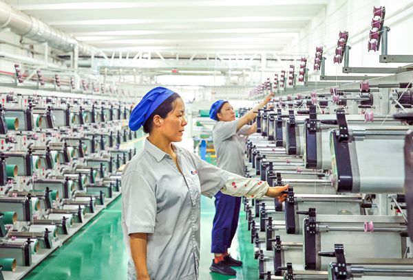 神特公司車(chē)間工人奮戰(zhàn)高溫紀(jì)實(shí)（照片）_副本